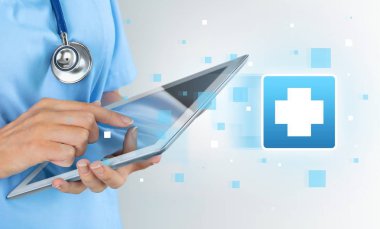 Doktor dijital tablet, yakın çekim görünümü kullanma 