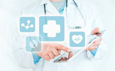 Doktor dijital tablet, yakın çekim görünümü kullanma 