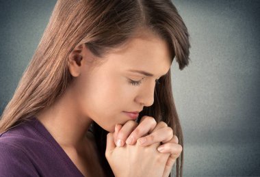 Genç Kadın Dua Ediyor