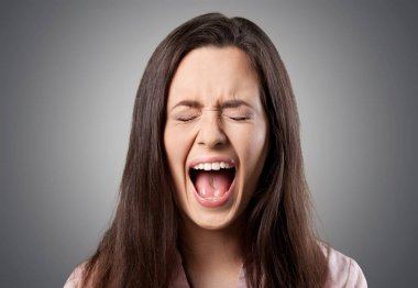 Arka plan bulanık genç sevimli kadın portresi