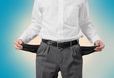 Açık renkli boş cepler ile işadamı 