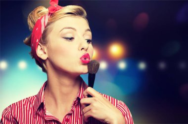 pin-up makyaj kadınla 