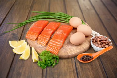 Ahşap ahşap arka plan tabakta sebze ile lezzetli kırmızı balık