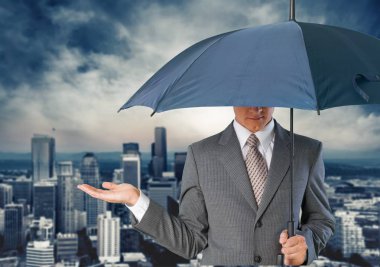 Arka plan üzerinde takım elbiseli emin yakışıklı işadamı