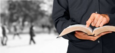 Adam holding kutsal İncil