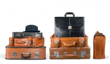 Eski bavulları yığını. Seyahat kavramı