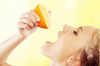  sevimli kadın portakal ile