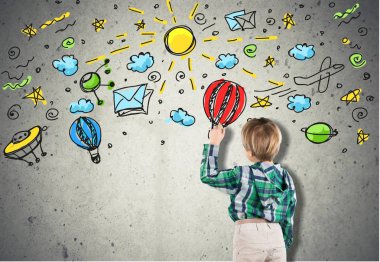 arkadan görünüşü küçük çocuk duvar arka plan üzerinde izole işaretleri 