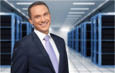 Arka plan üzerinde emin yakışıklı işadamı