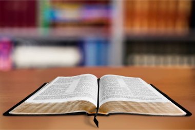 Kutsal İncil kitap masada açıldı 