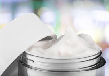 Beyaz arka planda izole kozmetik krem 