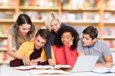 Kitaplar ile öğrenci grubu