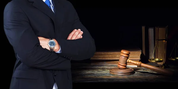 Advocaat in de buurt van schalen van Justitie — Stockfoto