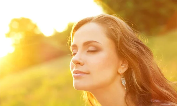 Portrait Jeune Femme Mignonne Sur Fond Flou — Photo