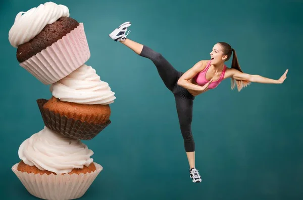 Mujer joven luchando contra la comida rápida — Foto de Stock