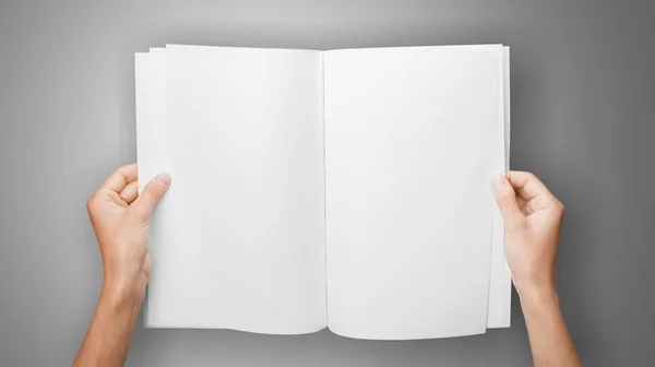 Vrouw handen met open boek — Stockfoto