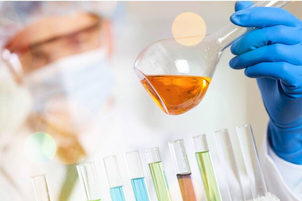 ученый, работающий в лаборатории