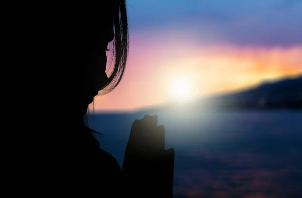 Bir Genç Kadın Siluet Dua Nde Günbatımı Açık Portre — Stok fotoğraf