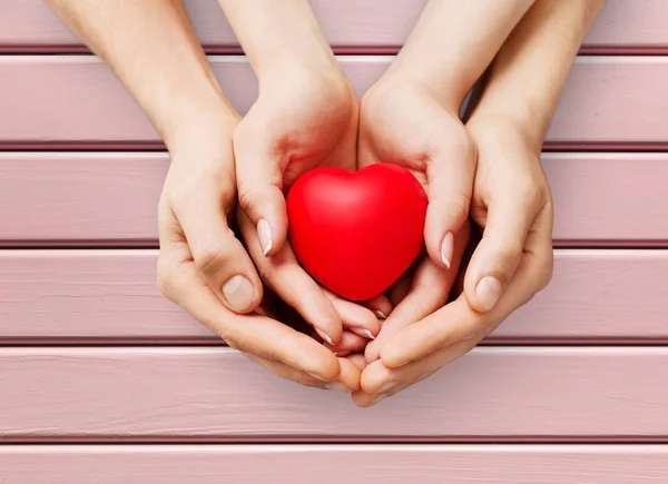 Hombre Mujer Sosteniendo Corazón Rojo — Foto de Stock