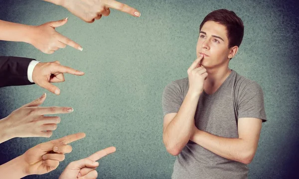 Retrato Joven Con Manos Personas Sobre Fondo Borroso — Foto de Stock