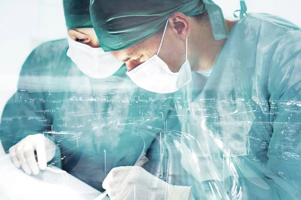 Médicos Hombres Mujeres Que Hacen Cirugía — Foto de Stock