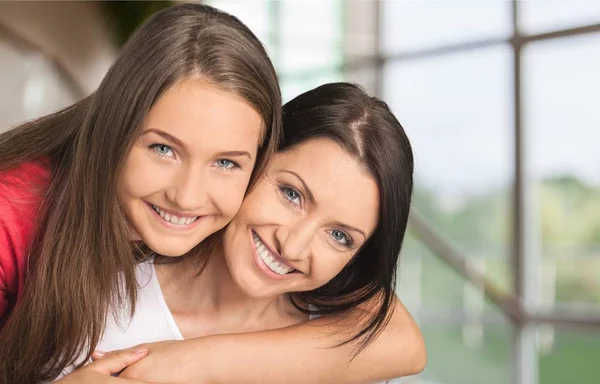 Mãe Com Filha Adolescente Isolada Segundo Plano — Fotografia de Stock