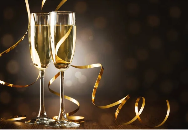 Glazen Champagne Met Gekruld Lint Donkere Achtergrond — Stockfoto