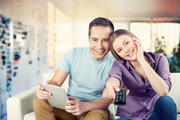 Pasangan yang memegang tablet digital — Stok Foto