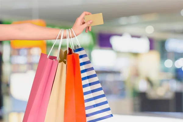 Giovane Donna Con Shopping Bag Carta Credito — Foto Stock