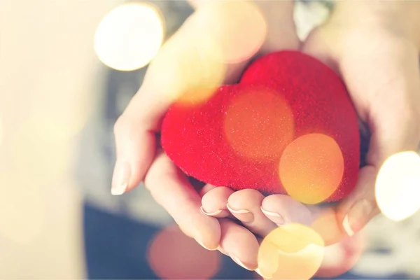 Corazón Rojo Las Manos Sobre Fondo Claro — Foto de Stock