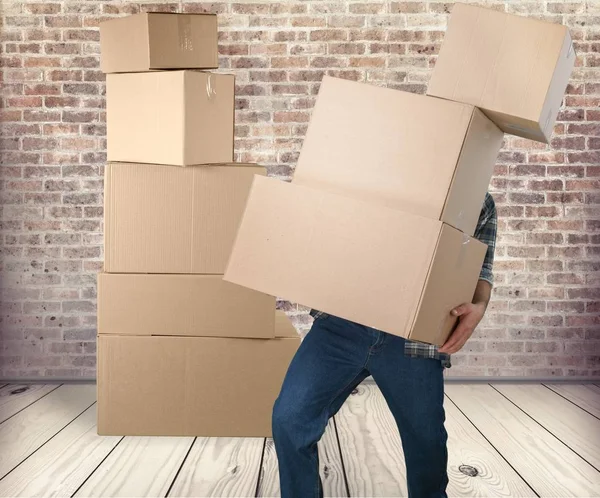 Hombre con cajas de cartón — Foto de Stock