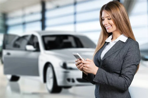 Retrato Una Mujer Joven Bonita Usando Teléfono Cerca Del Coche — Foto de Stock