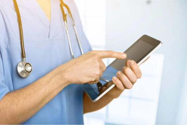 Orvos Segítségével Digitális Tabletta Kiadványról — Stock Fotó