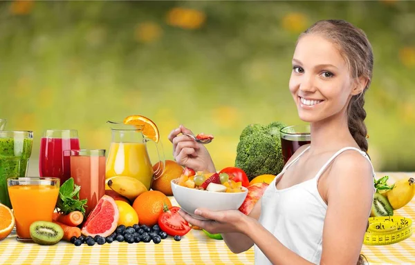 Retrato Jovem Mulher Bonito Com Tigela Frutas Fundo — Fotografia de Stock