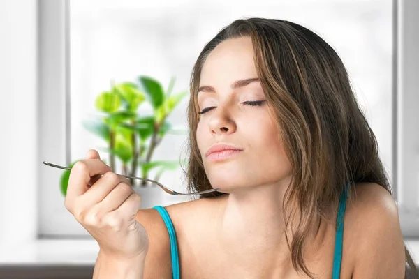 Portret Van Jonge Leuke Vrouw Met Vork Onscherpe Achtergrond — Stockfoto