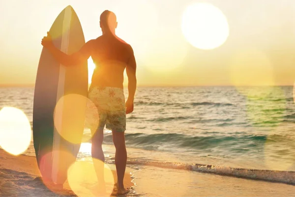 Joven surfista guapo —  Fotos de Stock