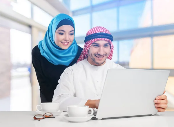 Портрет арабской пары с ноутбуком — стоковое фото