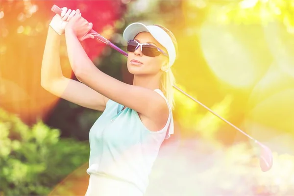 Menina bonita com bronze de golfe — Fotografia de Stock