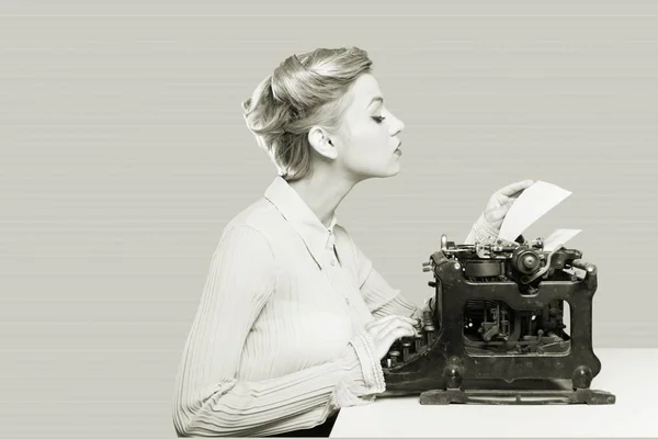 ヴィンテージ タイプライターで働く女性 — ストック写真