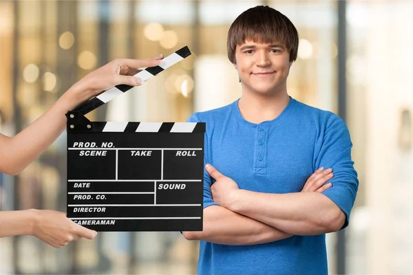 Retrato Joven Con Camisa Azul Sobre Fondo Borroso —  Fotos de Stock