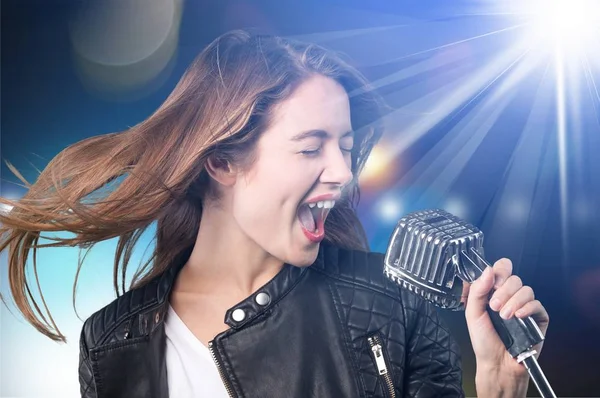 Şarkı söyleyen genç kadın — Stok fotoğraf