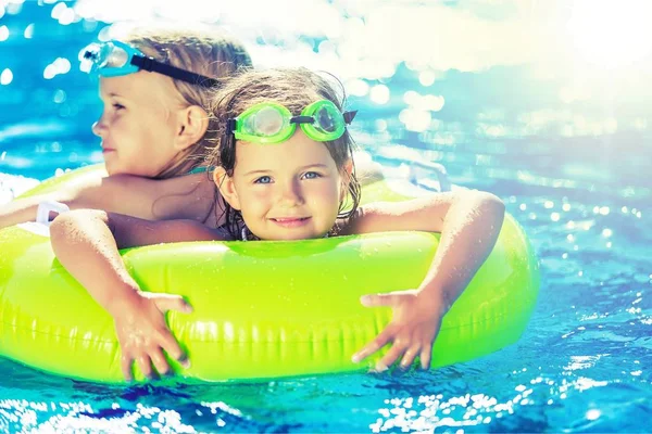 Meisjes van plezier in het zwembad. — Stockfoto