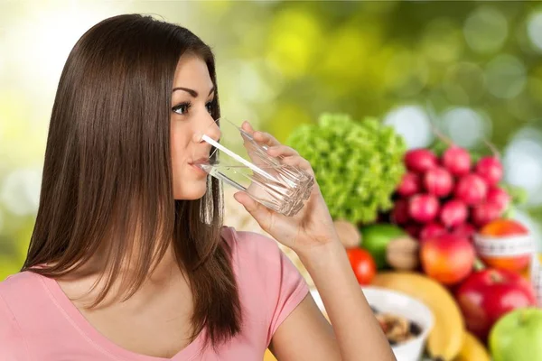 Mujer Joven Bebiendo Agua Aislada Fondo —  Fotos de Stock