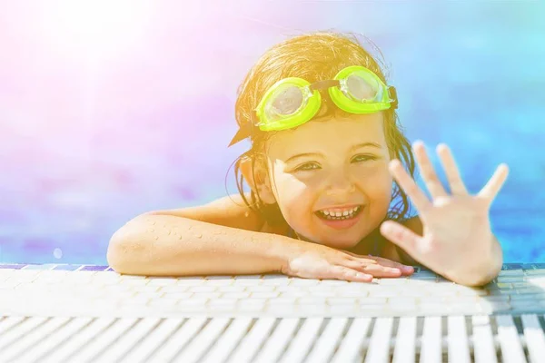 Menina na piscina — Fotografia de Stock