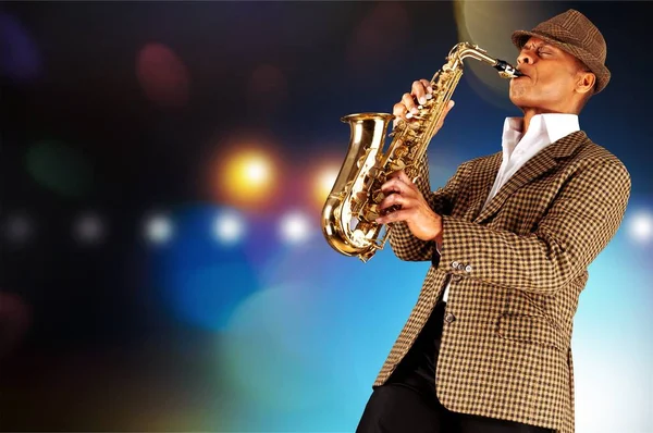 Hombre tocando en saxofón — Foto de Stock
