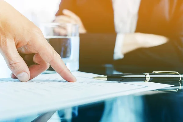 Close Van Zakenman Hand Wijzen Tafel — Stockfoto