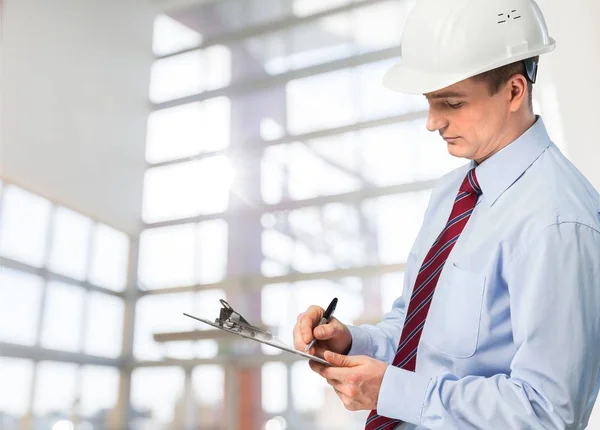 Retrato Joven Hombre Negocios Con Casco Blanco Sobre Fondo Borroso — Foto de Stock