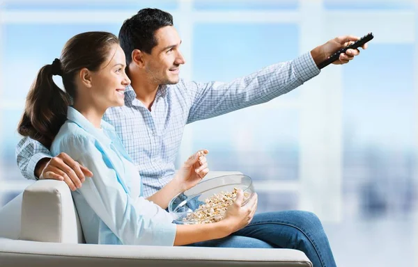 Alegre casal no sofá — Fotografia de Stock