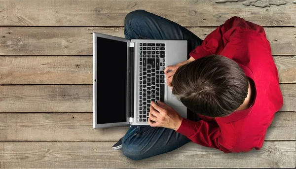 Retrato Homem Jovem Usando Laptop Fundo Chão Madeira — Fotografia de Stock