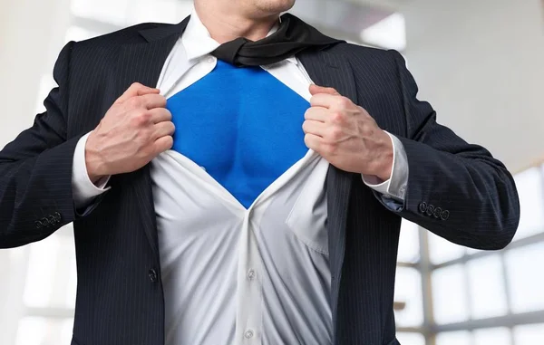 Empresário rasga camisa em si mesmo — Fotografia de Stock